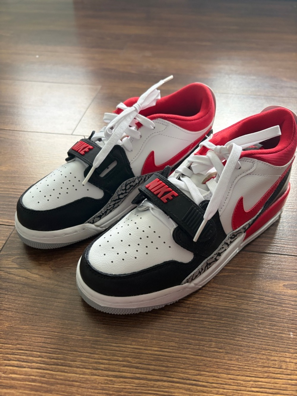 Nike Kids Low-Top Sneakers in White, Black & Red